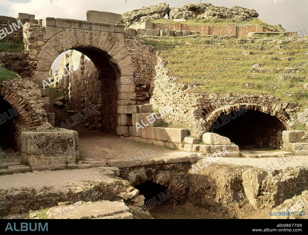 VOMITORIO Y SALAS LATERALES DEL ANFITEATRO ROMANO DE MERIDA INAUGURADO EL AÑO 8 AC.