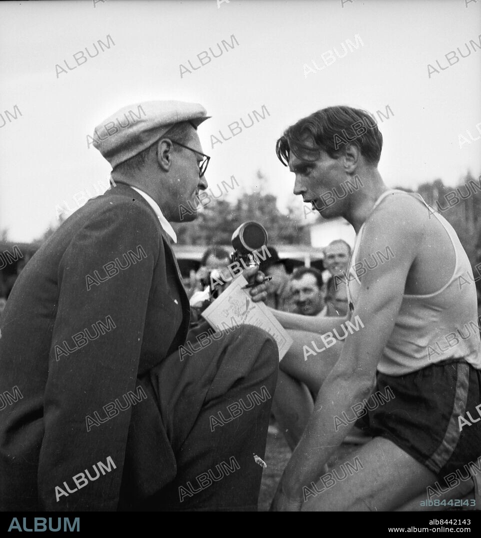 Göteborg 1943-07-01 - Arne Andersson slår världsrekord på Slottsskogsvallen. Radiointervjuas av Sven Jerring - *** Local Caption *** GP - jul43_1035. KAMERAREPORTAGE.