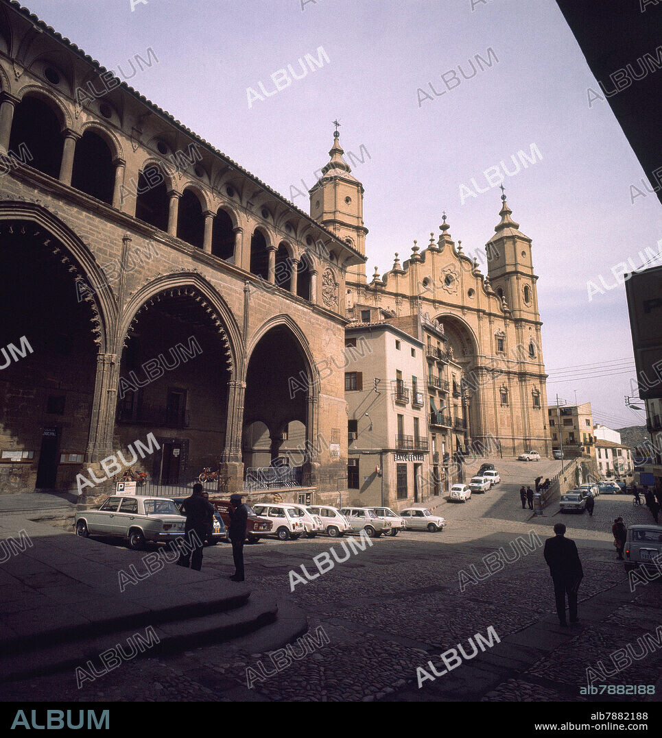 CONJUNTO ARQUITECTONNICO FORMADO POR LA COLEGIATA Y LA LONJA EN LA PLAZA MAYOR DE ALCAÑIZ - FOTO AÑOS 60.