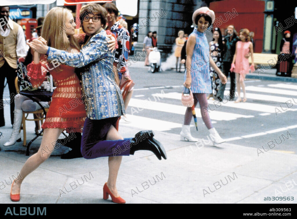 HEATHER GRAHAM and MIKE MYERS in AUSTIN POWERS, THE SPY WHO SHAGGED ME, 1999, directed by JAY ROACH. Copyright NEW LINE CINEMA / WRIGHT, KIMBERLY.