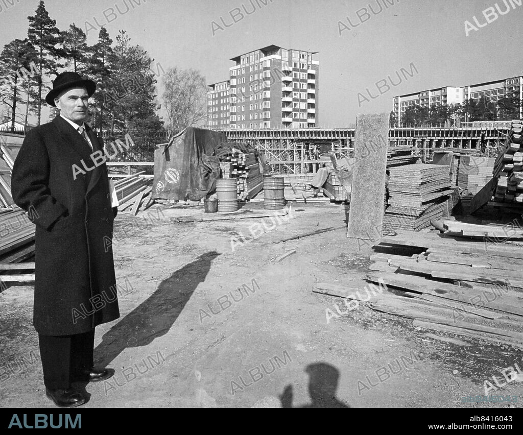 Stockholm 1960-04-05. Farsta under byggnad. Byggmästare Olle Engqvist bland all bråten. I bakgrunden hans stolta verk vid centrum.. Foto: Bengt Almquist / DN / TT / Kod: 1. ** SvD OUT **.