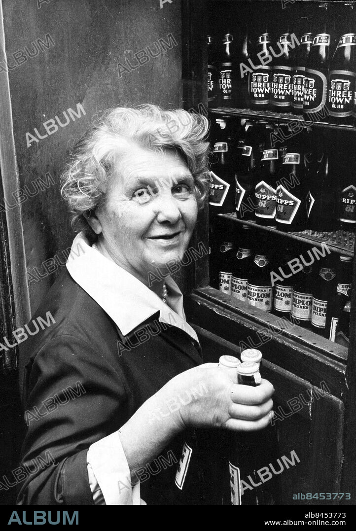 Stockholm 1966-07-01. Idag stänger Stockholms äldsta ölcafé, adress: Grev Turegatan 56. Kaféinnehaverskan fru Kerstin Andersson (bilden) firar samtidigt sin 69:e födelsedag. 1902 öppnades det gamla ölcaféet som blev ölgubbarnas favorittillhåll.. -De riktiga ölgubbarna försvinner alltmer, säger fru Andersson. Förr kom gubbarna på trefaldighetsnatten med dragspel och fiol redan vid öppningsdags. Vi brukade öppna fem på morgonen. Skulle vi idag ha fortsatt vår verksamhet hade vi nog fått göra om det kära ölcaféet till kaffeservering med bar, suckar fru Andersson. Foto: Expressen / TT / Kod: 192. ** AFTONBLADET OUT **.