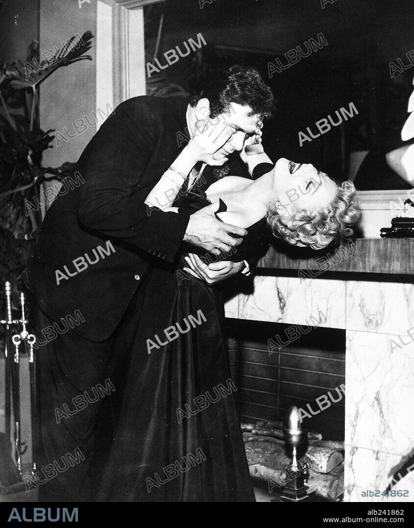ANNE BAXTER y RAYMOND BURR en LA GARDENIA AZUL, 1953 (THE BLUE GARDENIA), dirigida por FRITZ LANG. Copyright WARNER BROTHERS.