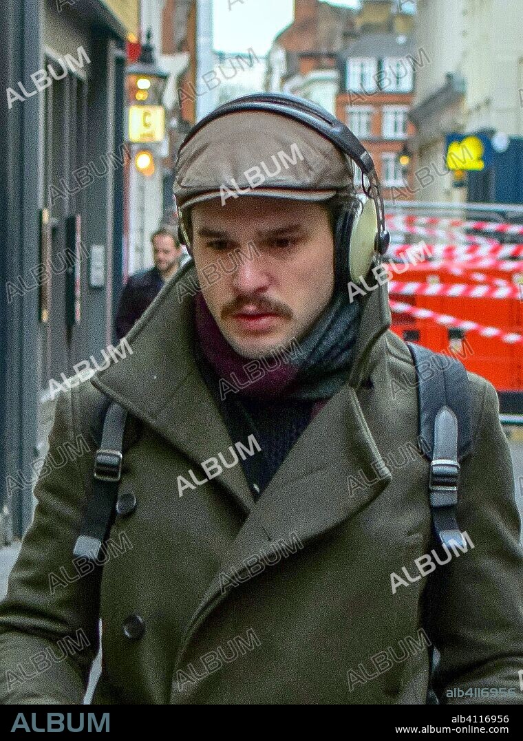 KIT HARRINGTON. January 7, 2019 - London, United Kingdom of Great Britain and Northern Ireland - Game of Thrones actor Kit Harington bundles up with a hat and scarf as he walks on January 3 2019 in London. 07/01/2019