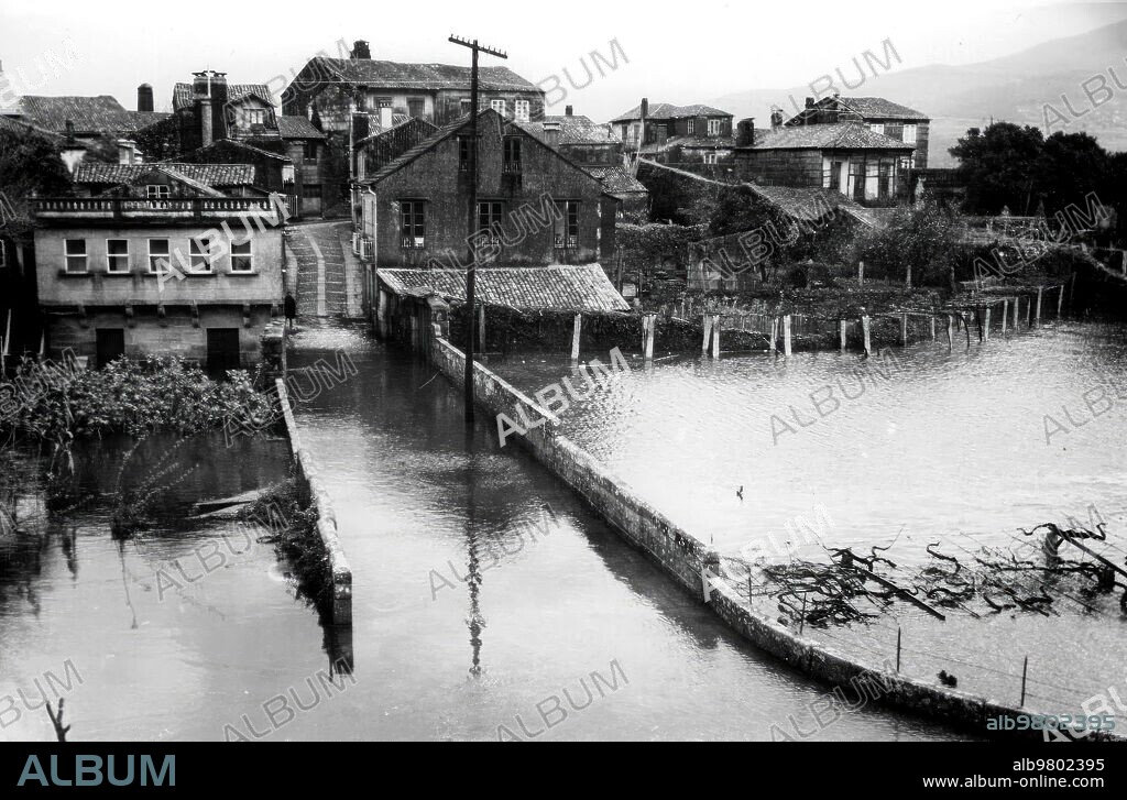 Febrero 1966. Una de las Calles del pueblo Tuy Inundada debido al alcance del río Miño (Pontevedra).