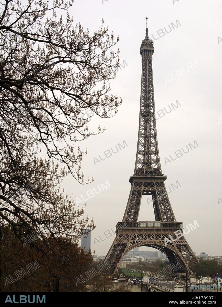 FRANCIA. PARIS. Vista de la TORRE EIFFEL, construida con motivo de la Exposición Universal de 1889 por Gustave EIFFEL (1832-1923) .