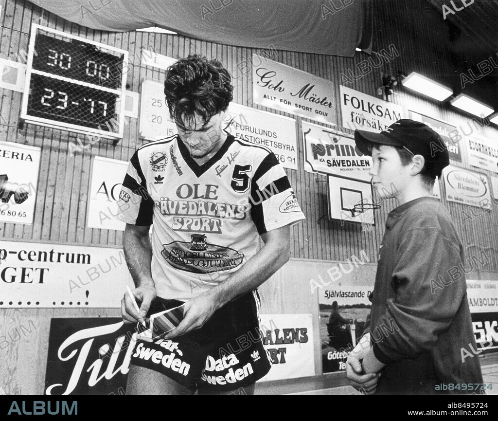 Göteborg 1992-03-01 - Anders Eliasson - handbollsspelare i Sävehof - på bilden skriver han autograf - *** Local Caption *** GP - Foto: Roger Granat. KAMERAREPORTAGE.
