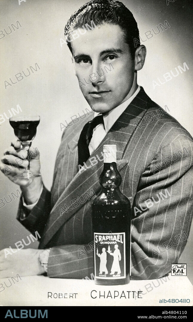 Portrait de Robert CHAPATTE (1922-1997) buvant de la quinquina St Raphael. Photographie pour une carte postale publicitaire vers 1950. Credit : IM/KHARBINE-TAPABOR.