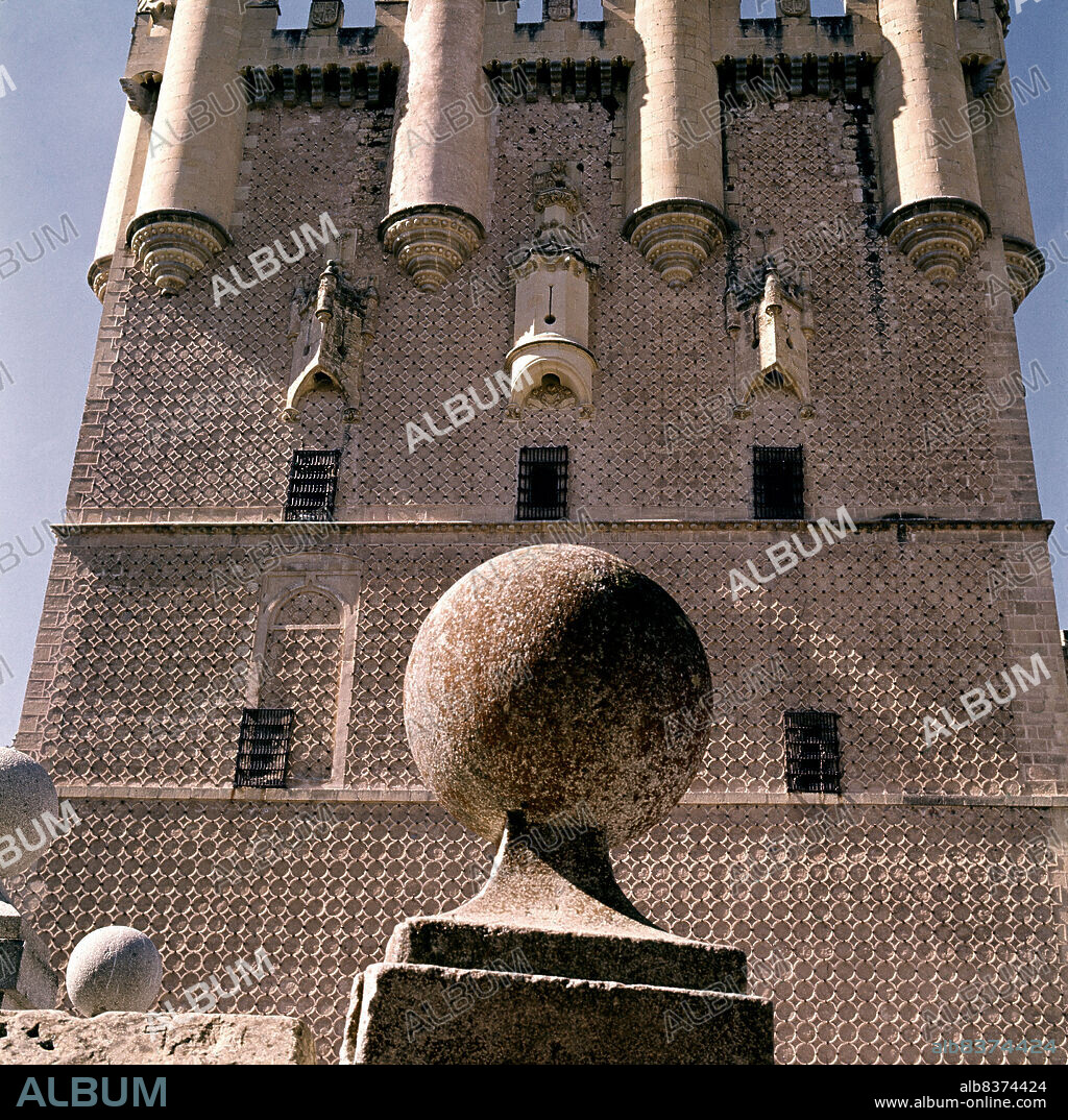 TORRE DE JUAN II - SIGLO XV - GOTICO CIVIL - FOTO AÑOS 60.