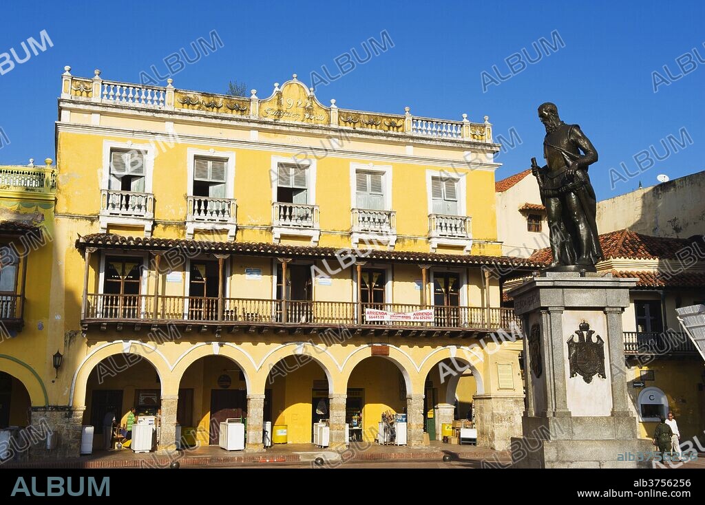 Monument to Pedro Heredia, Plaza de la Coches, Old Town, UNESCO World Heritage Site, Cartagena, Colombia, South America.