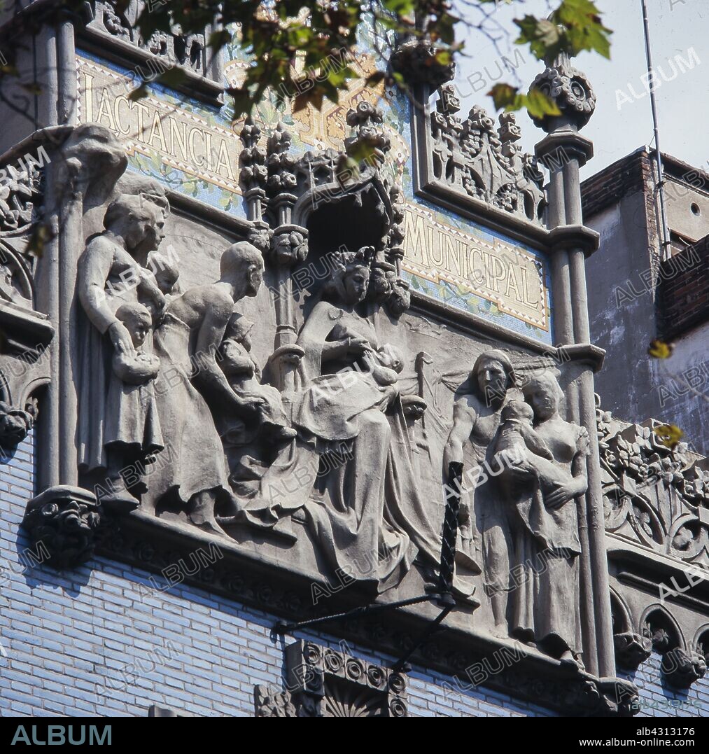 EUSEBIO ARNAU. Eusebi Arnau / Relieve en la fachada de la Casa de Lactancia de Barcelona, 1910.
