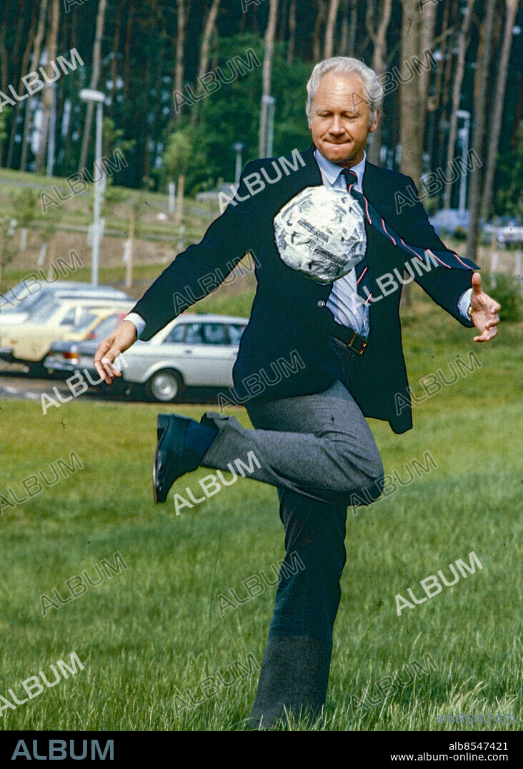 Malmö 1981-05-31. Hans Cavalli-Björkman, bankdirektör i SE-banken och ordfförande i Malmö FF. Här kickar han en boll med sedlar på. Foto: Torbjörn Andersson / EXP / TT / Kod 4 . ** AFTONBLADET OUT **.