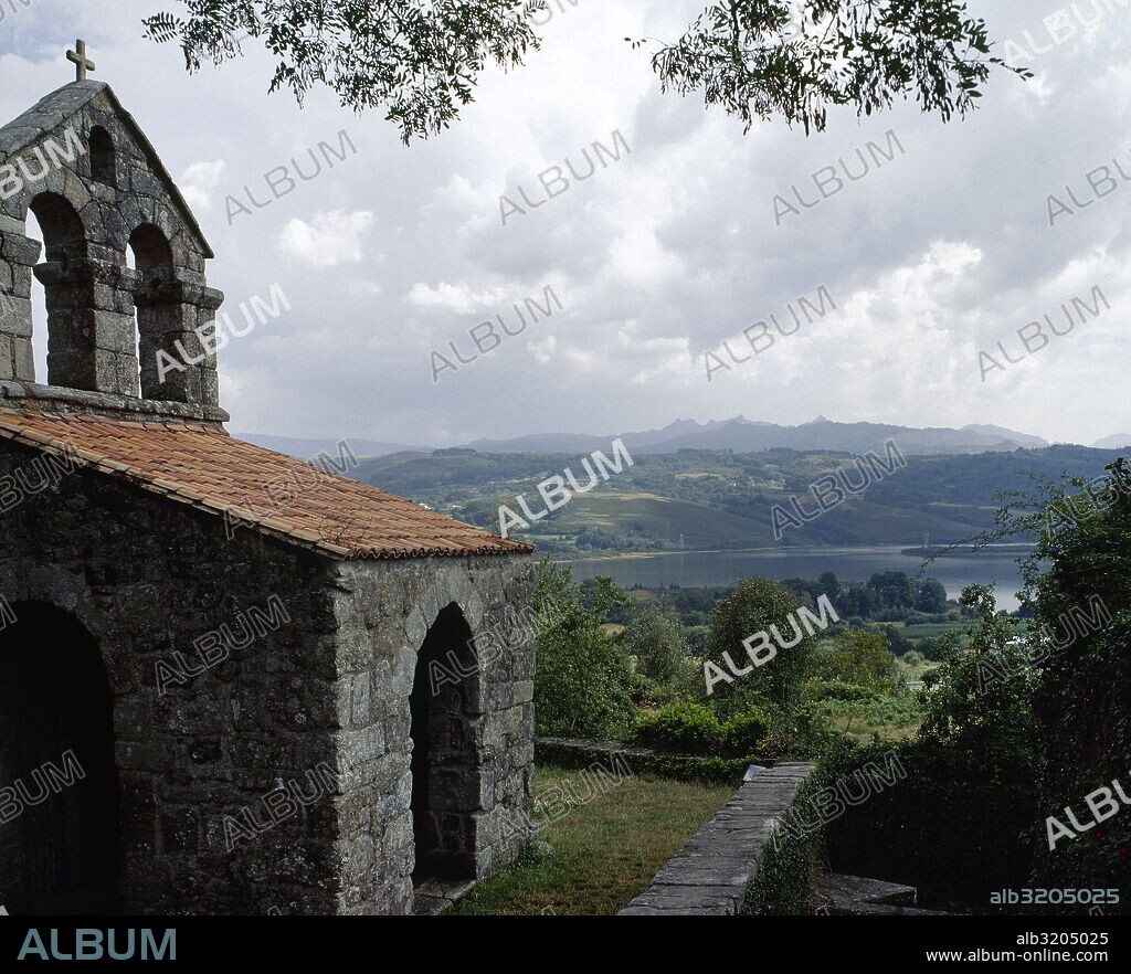 ARTE VISIGOTICO. IGLESIA DE SANTA COMBA DE BANDE. Templo visigótico que data del siglo VII. De planta de cruz griega y ábside cuadrado. La espadaña-campanario es de época posterior. Vista parcial. Bande. Provincia de Ourense. Galicia. España.
