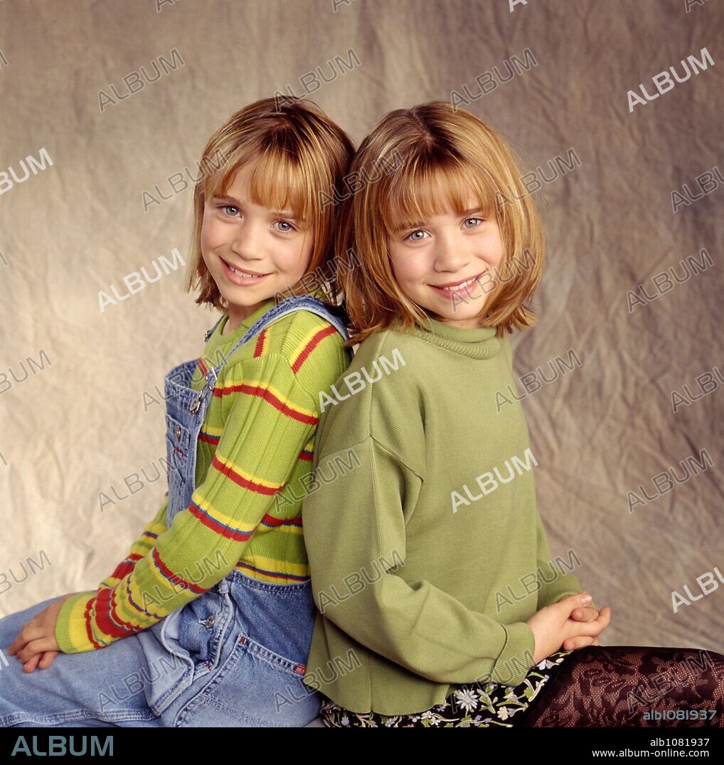ASHLEY OLSEN and MARY-KATE OLSEN in TWO OF A KIND, 1998 (TWO OF A KIND-TV), directed by JASON BATEMAN, JOEL ZWICK and TED WASS. Copyright WARNER BROS.