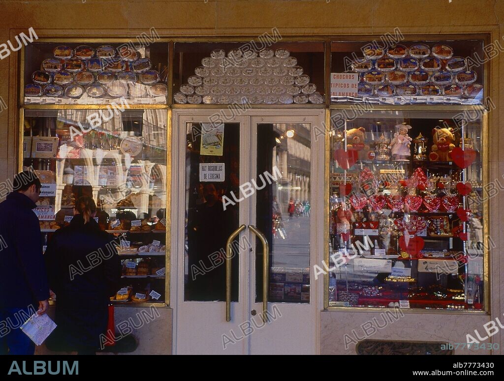 ESCAPARATE DE UNA PASTELERIA.