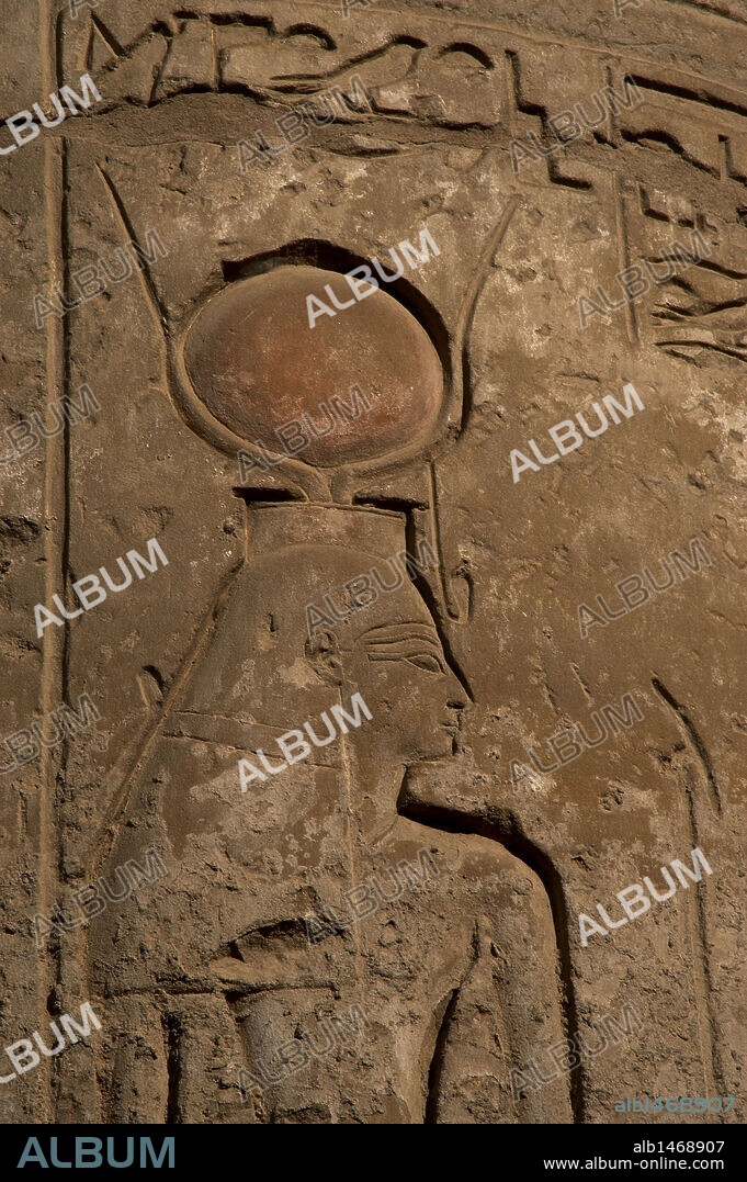 ARTE EGIPCIO. EGIPTO. (1320-1200). Relieve donde se representa a ISIS, diosa VirgenMadre que da la vida y la salud. Símbolo de la fecundidad. Madre de Horus y esposa-hermana de Osiris. Representada en forma de mujer con cuernos de vaca y en su centro un disco solar. Su atributo es un bastón. PRIMER PATIO DE RAMSES II. TEMPLO DE LUXOR. DINASTIA XIX. IMPERIO NUEVO.