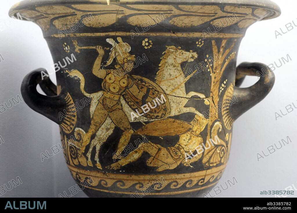 Crátera con la representación de una escena de batalla. Un samnita golpea a un guerrero en el suelo junto a un árbol. Detalle. Hecho en Campania. Procedente de Montesarchio. Pintor de la Libación. 350-325 a. C. Museo Arqueológico Nacional Sannio Caudino. Montesarchio. Italia. Krater depicting a battle scene. A Samnite strikes a warrior on the ground next to a tree. Detail. Made in Campania. From Montesarchio. Libation Painter. 350-325 BC. National Archeological Museum Sannio Caudino. Montesarchio. Italy.