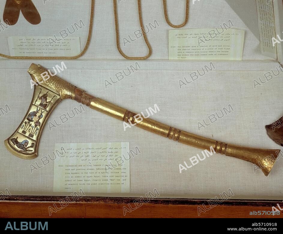 Ägyptisch, frühes Neues Reich, 18. Dynastie, um 1535 v. Chr. Streitaxt des Königs Ahmose I. Zedernholz, Gold, Kupfer, Einlagen aus Karneol, Lapislazuli und Glas. L. 47,5 cm, Klinge L. 13,4 cm, Br. 6,7 cm. Gefunden 1859 im Grab der Königsmutter Ah-hotep, Dra Abu-l-Naga, Friedhof der. 17. Dynastie, Theben. Inv. Nr. JE 4673. Kairo, Ägyptisches Museum.