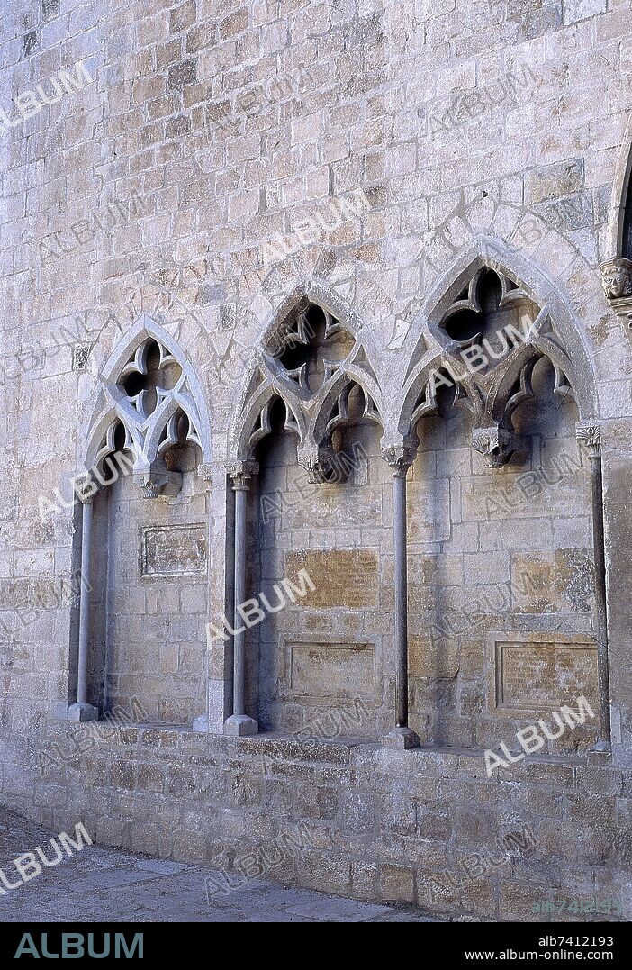 ARQUERIA CIEGA EN LA FACHADA MERIDIONAL DE LA IGLESIA DE SAN FELIX - GOTICO ESPAÑOL.