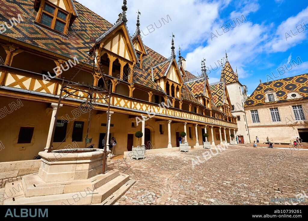 The Courtyard, The Hotel-Dieu, Hospices de Beaune, Beaune, Cote d'Or, Burgundy Region, Bourgogne, France, Europe.