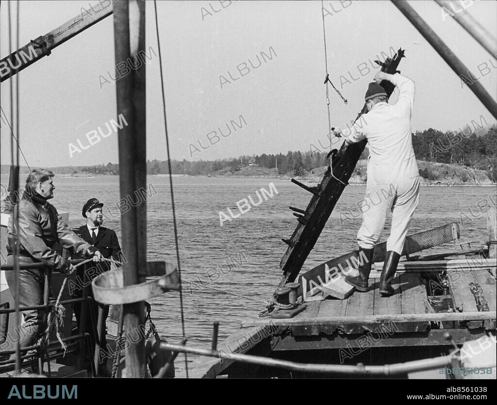 Värmdö 1966-05-06. Karl IX amiralskepp Riksvasa (Rikswasa) bärgas. Dykaren Sven Nahlin tar emot bitar från amiralskeppet Riksvasa tillsammans med sjökapten Paul Bonnevier.. Foto: Ragnhild Haarstad / SvD / TT / kod 12014.