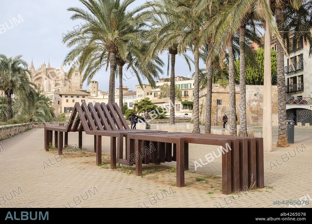 L'illa dels nostros pares. Autor: Pep Canyelles. Fecha: 2000, Passeig Dalt Murada, Palma, Mallorca, balearic islands, Spain.