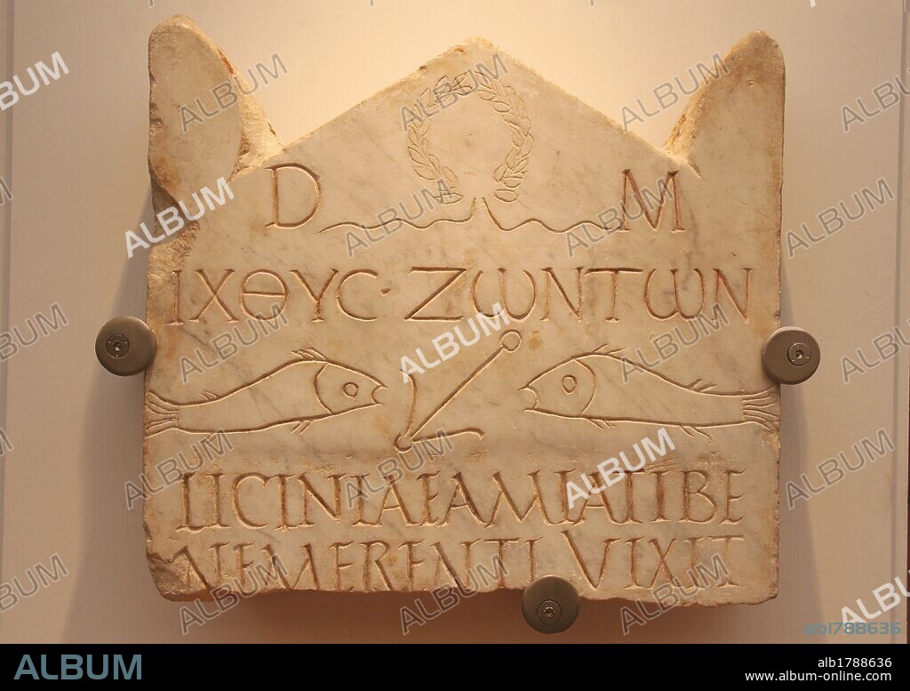 ARTE PALEOCRISTIANO. ITALIA. Primeros cristianos. Lápida sepulcral romana de LICINIA AMIAS. Una de las más antiguas inscripciones cristianas de Roma. Representación ediográfica de los peces frente a una ancla "pesca dei viviente". Neópolis Vaticana. Principios siglo III d. C. Museo de las Termas de Diocleciano. Roma.