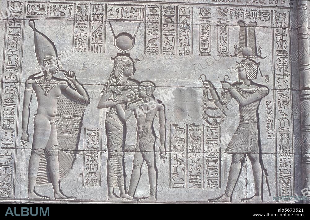 Dendérah (Égypte). Mammisi romain (erigé sous Trajan, IIe siècle ap. J.-C. pour le second fils d'Horus et d'Hathor : Ihy). Hathor allaite son fils Ihy (au milieu). Bas-relief de la colonnade.