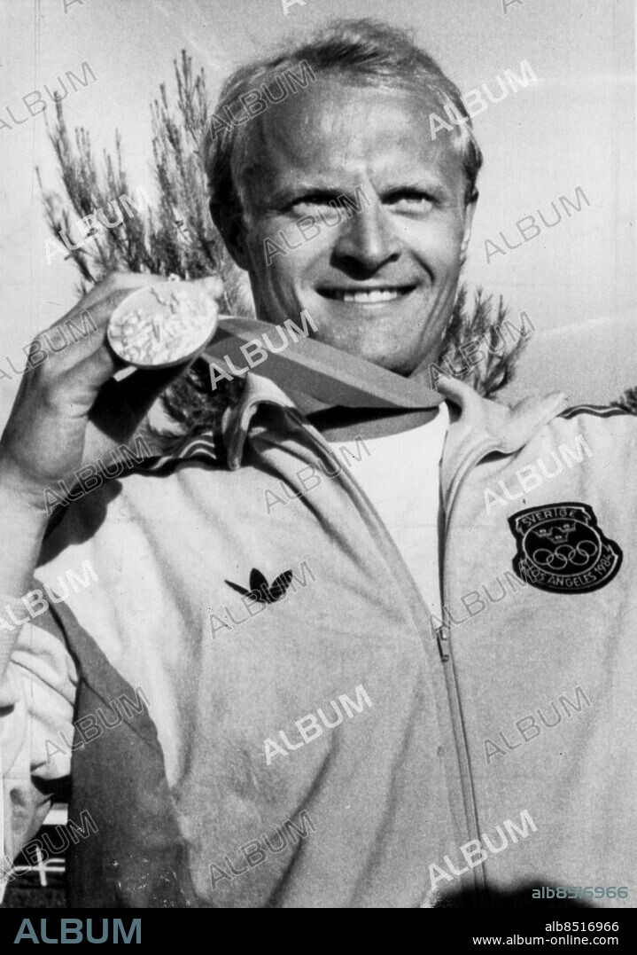 ARKIV - 1984 OS Los Angeles. Svante Rasmuson med sin silvermedalj. Foto: TT Kod: 190. COPYRIGHT SCANPIX SWEDEN.