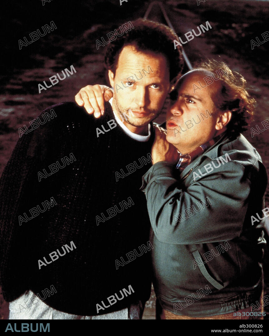 BILLY CRYSTAL and DANNY DEVITO in THROW MOMMA FROM THE TRAIN, 1987, directed by DANNY DEVITO. Copyright ORION PICTURES.