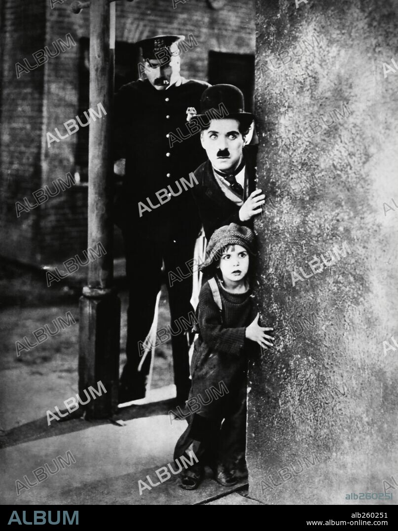 CHARLIE CHAPLIN y JACKIE COOGAN en EL CHICO (THE KID, 1921), dirigida por CHARLES CHAPLIN. Copyright FIRST NATIONAL.
