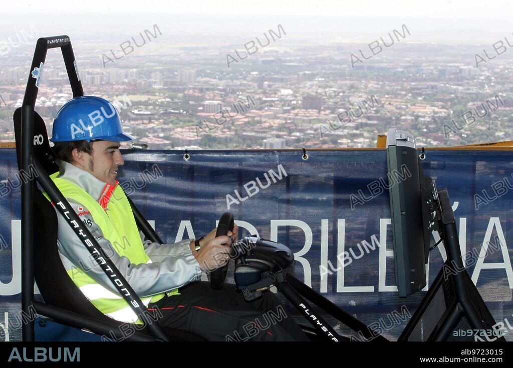 Madrid 06-22-2007 press conference At 250 meters high of Fernando Alonso and the president of the Madrileña mutual fund J.-Mª Pomata in the mutual fund tower on Paseo de Castellana photo Jaime Garcia Archdc.