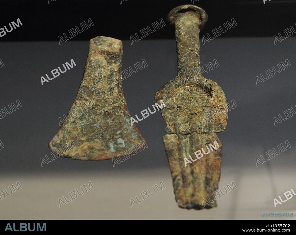 ARTE. PREHISTORIA. EDAD METALES. EUROPA. Daga de bronce importada de Europa Central, y Hojsa hoja de hacha de bronce, de fabricación local. Piezas procedentes de Vigerslev, ceca a Copenhague. 2000-1700. C. Museo Nacional. Copenhague. Dinamarca. Europa.