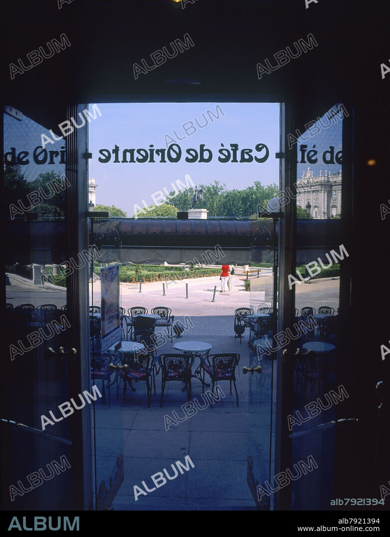 VISTA DE LA TERRAZA DEL CAFE DE ORIENTE DESDE SU INTERIOR.