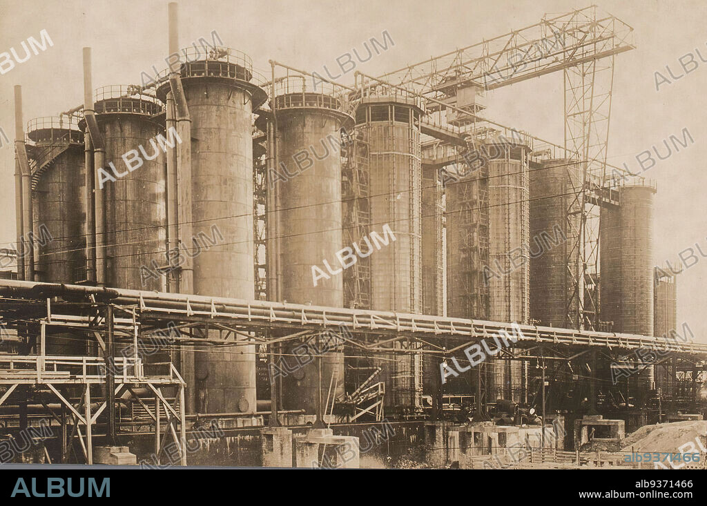 Nitrogen factory in Oppau, Germany, A. Gross (mentioned on object), publisher: A. Gross (mentioned on object), Berlin, c. 1910 - before 21-Sep-1921, paper, gelatin silver print, height 111 mm × width 171 mmheight 111 mm × width 171 mm.