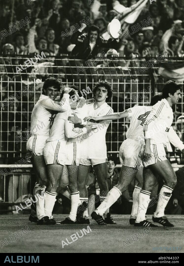 On these lines, Michel and Sanchís congratulate Butragueño after scoring one of the three goals he scored against Anderlecht in the match played at the Santiago Bernabéu on December 12, 1984, and which confirmed the Buitre's fifth.