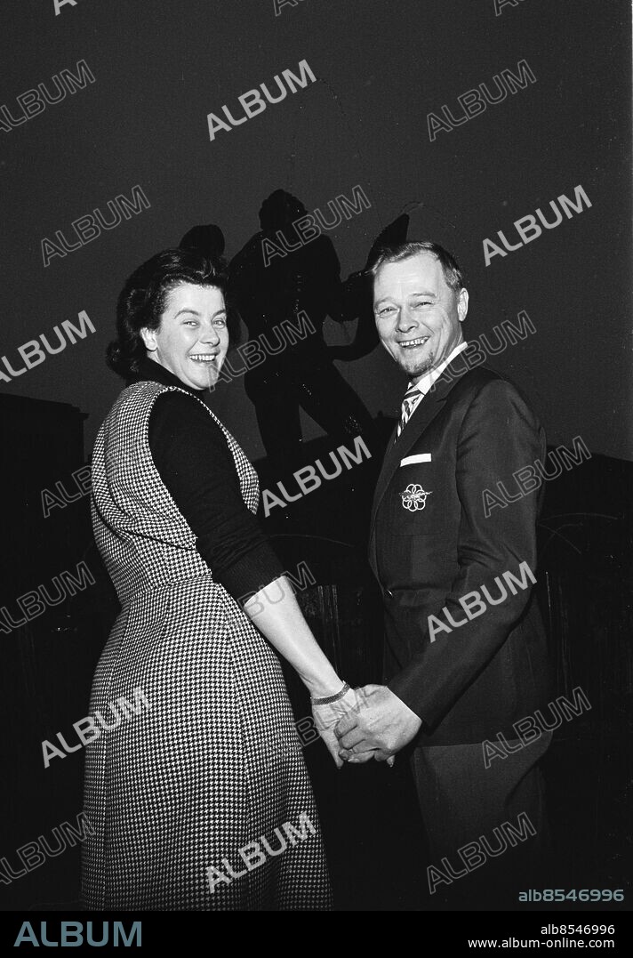 Göteborg 26 oktober 1963. Det äkta paret såmgerskan Brita Borg - musikern Allan Johansson framför Poseidon. Foto: Kamerareportage *** Local Caption *** . KAMERAREPORTAGE.