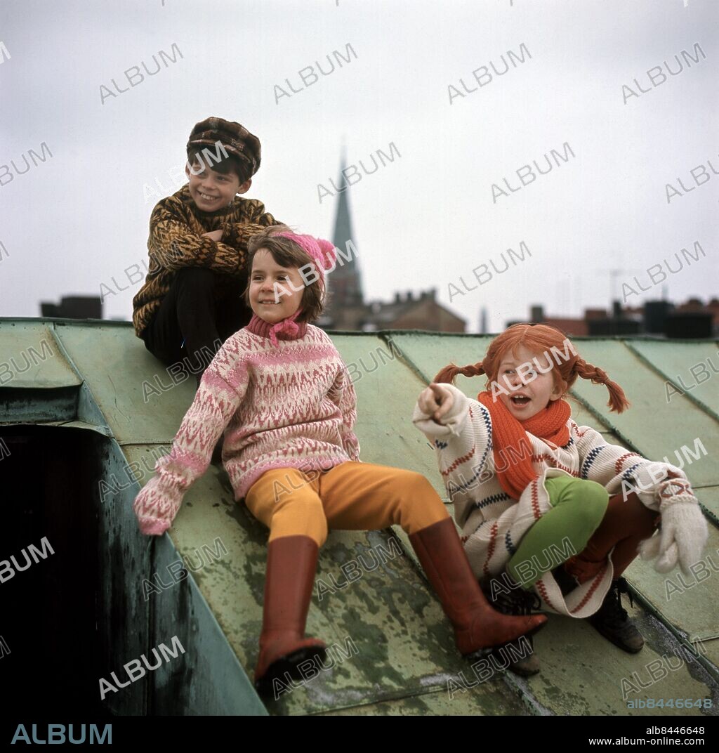 ARKIV 1967 - Pippi, Annika och Tommy på ett hustak under inspelningen av Pippi Långstrump. Pippi spelas av Inger Nilsson, Annika av Maria Persson och Tommy av Per Sundberg, Foto: Jan Delden Kod:10 COPYRIGHT SCANPIX SWEDEN.