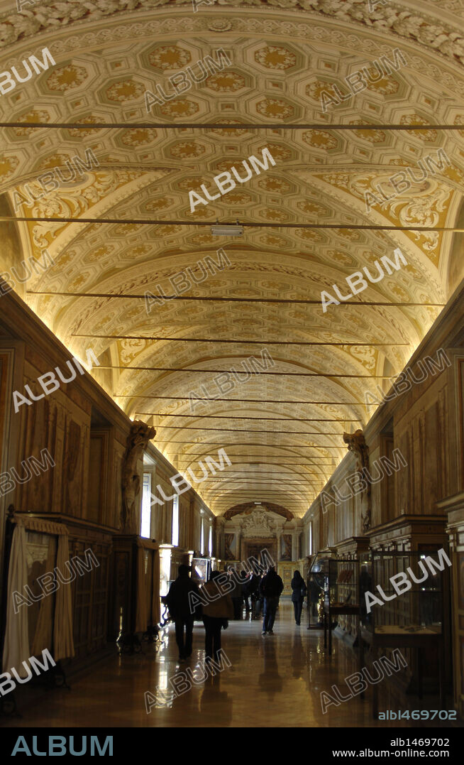 MUSEO VATICANO. Visitantes en una de las galerías. Ciudad del Vaticano.