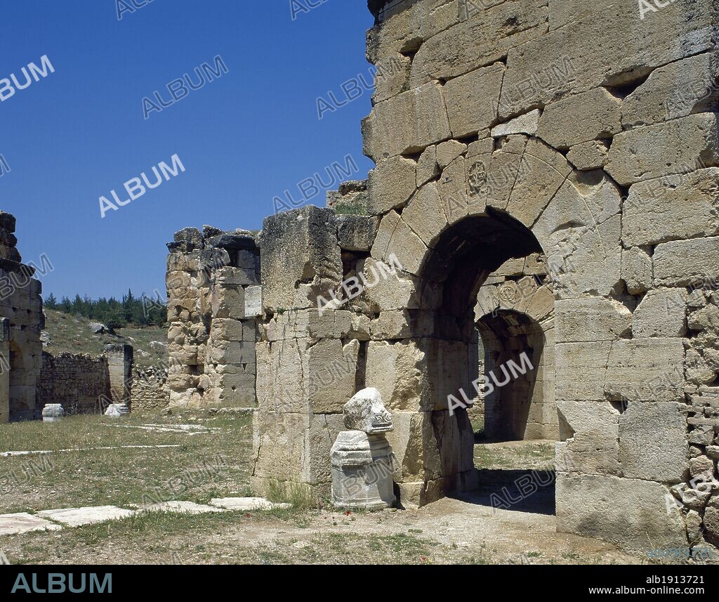 ARTE BIZANTINO. ASIA MENOR. TURQUIA. MARTYRIUM (MARTIRIO) DE SAN FELIPE. Santuario erigido a principios del siglo V probablemente para albergar la tumba del santo, y para recibir a los peregrinos que se reunían en el lugar donde fue martirizado el apóstol (año 87), durante el reinado de Domiciano. HIERAPOLIS. Pamukkale.