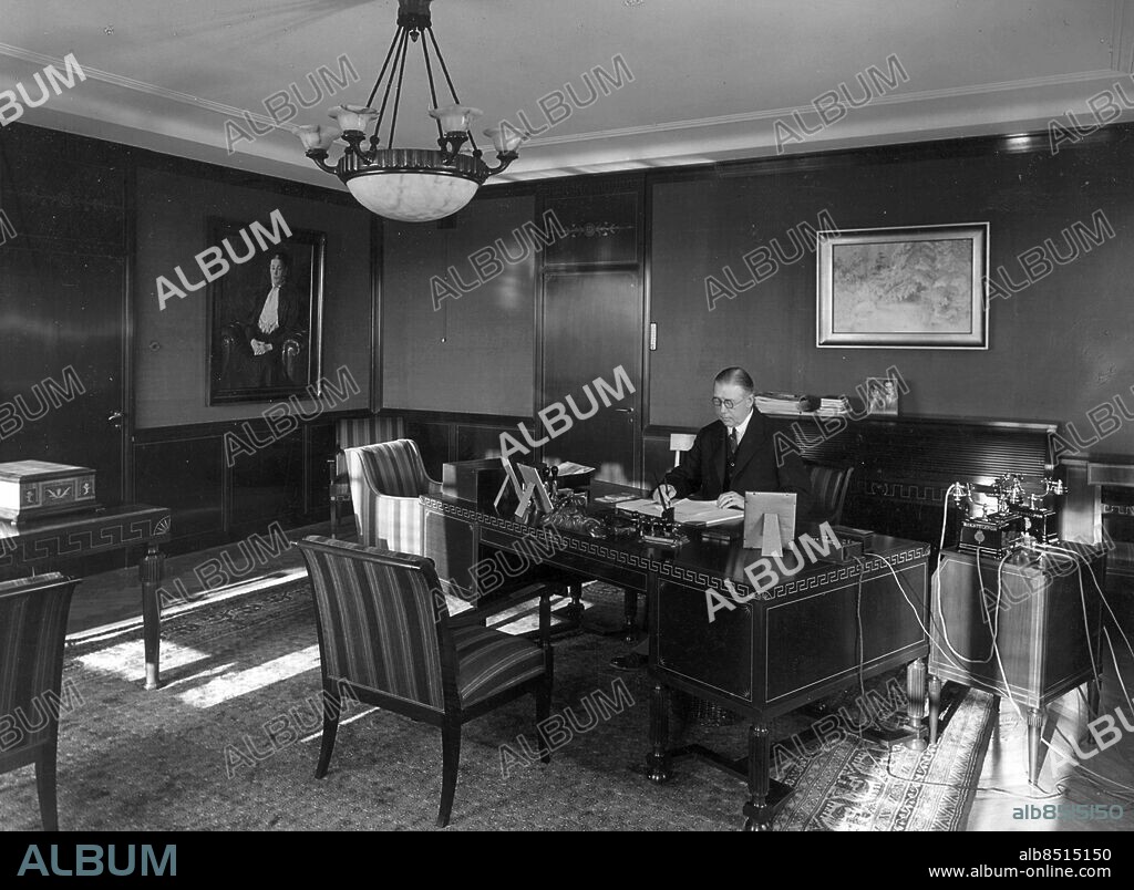 Grosshandlare Johan Petter Åhlén, 1879-1939, i sitt arbetsrum. Han var medgrundare till flera framgångsrika företag, bl.a. Åhlén & Holm och Åhlén & Åkerlunds Förlags AB.. Foto: Hugo Edlund. SCANPIX SWEDEN kod 190.