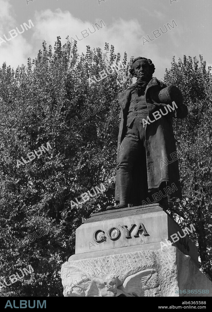 MARIANO BENLLIURE Y GIL. ESCULTURA DE FRANCISCO DE GOYA SITUADA FRENTE A LA FACHADA NORTE DEL MUSEO DEL PRADO - 1902 - FOTOGRAFIA EN BLANCO Y NEGRO - AÑOS 50.
