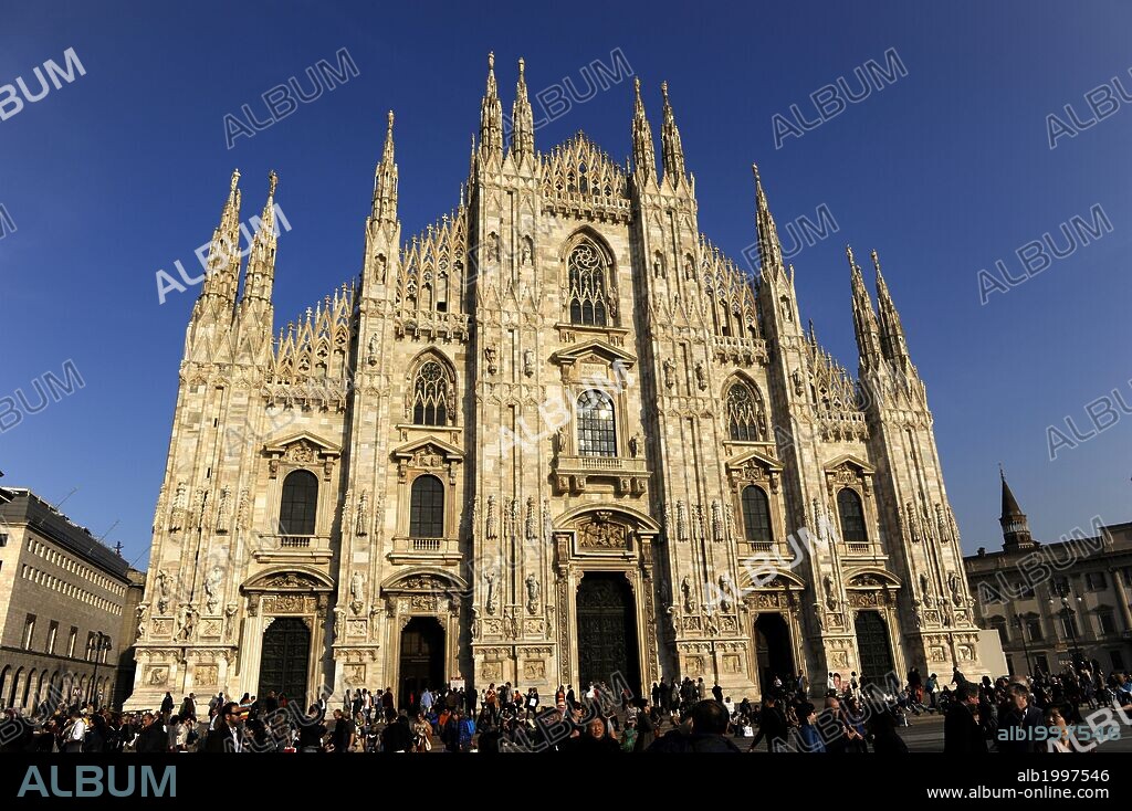 ARTE GOTICO. ITALIA. DUOMO o CATEDRAL DE MILAN. Obra maestra, de estilo gótico florido, iniciada en el año 1386 y consagrada en 1577. Trabajaron en ella Jean Mignot, Solario y Amadei (s. XV) y Tibaldi (s. XVI) que diseñó la fachada que destaca por el gran número de flechas y estatuas. MILAN. Región Lombardia.
