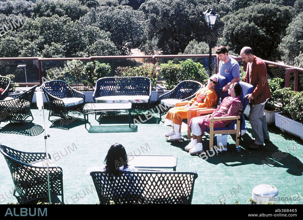 DARIO GRANDINETTI, JAVIER CAMARA, LEONOR WATLING and ROSARIO FLORES in TALK TO HER, 2002 (HABLE CON ELLA), directed by PEDRO ALMODOVAR. Copyright EL DESEO S.A / BRACHO, MIGUEL.