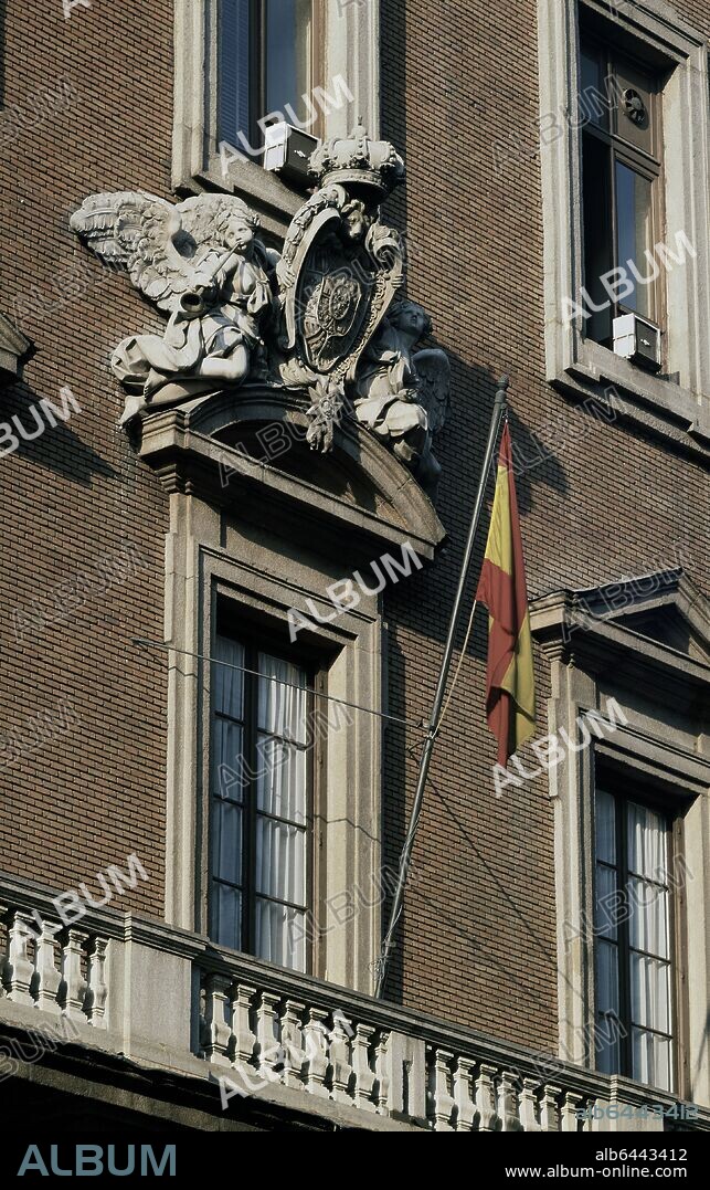 FRANCESCO SABATINI. ESCUDO Y BALCON DEL MINISTERIO DE HACIENDA EN LA CALLE ALCALA.