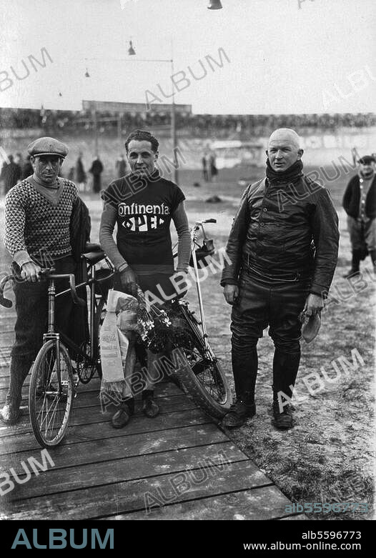Sport:. Radsport. W.Christmann, Sieger im Bahnrennen der Steher um den Preis des "Kleinen Goldenen Rades" mit seinem Schrittmacher Bajorath. Foto, um 1925/30.