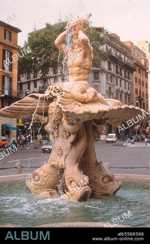 Rome (Italie), Fontana del Tritone (construite entre 1632 et 1637 par Gian Lorenzo Bernini pour le pape Urbain VIII) sur la Piazza Barberini. Vue. Photo.