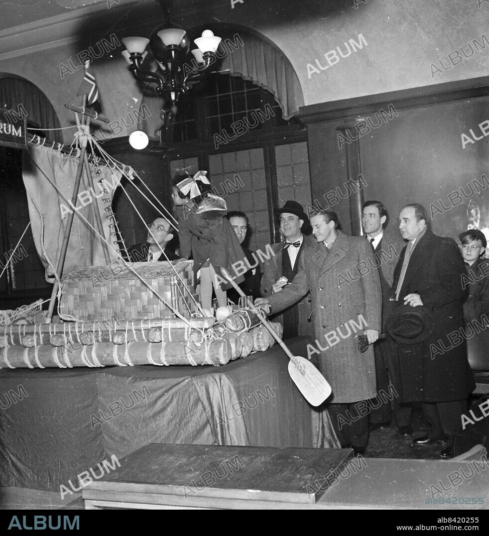 Göteborg januari 1950. Thor Heyerdahl besöker Göteborg och står här bakom en modell på Kontiki som han seglade över Stilla Havet med 1947. På hans högra sida står Karl Gerhard och på båten står Karl Gerhards adopterade dotter Fatima - *** Local Caption *** . KAMERAREPORTAGE.