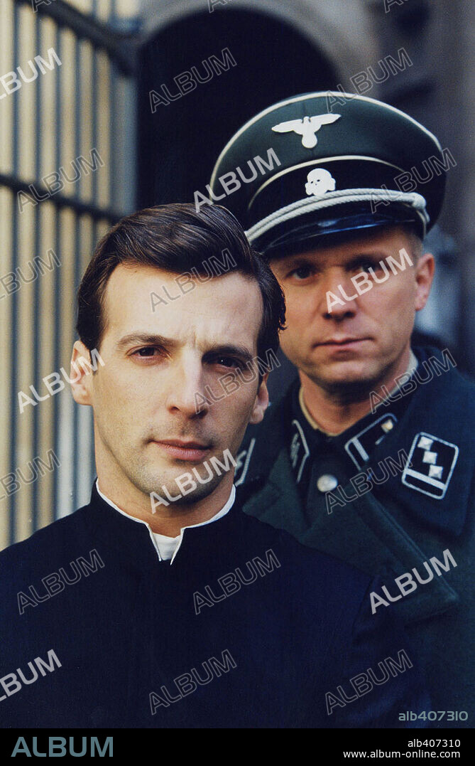 MATHIEU KASSOVITZ y ULRICH TUKUR en AMEN, 2002, dirigida por CONSTANTIN COSTA-GAVRAS. Copyright TF1 FILMS/MEDIAPRO PIC./CANAL +/RENN PROD./K.G.