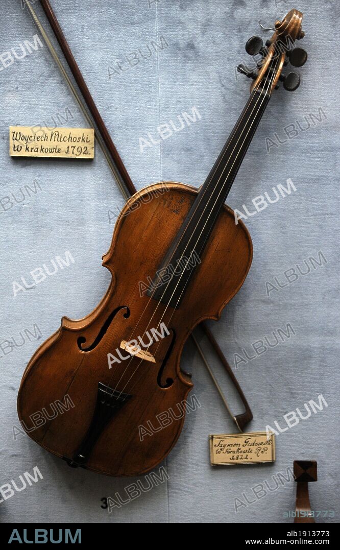 VIOLIN. Instrumento de cuerda frotada que tiene cuatro cuerdas que son tocada. Museo Nacional de Cracovia. Polonia. Europa.